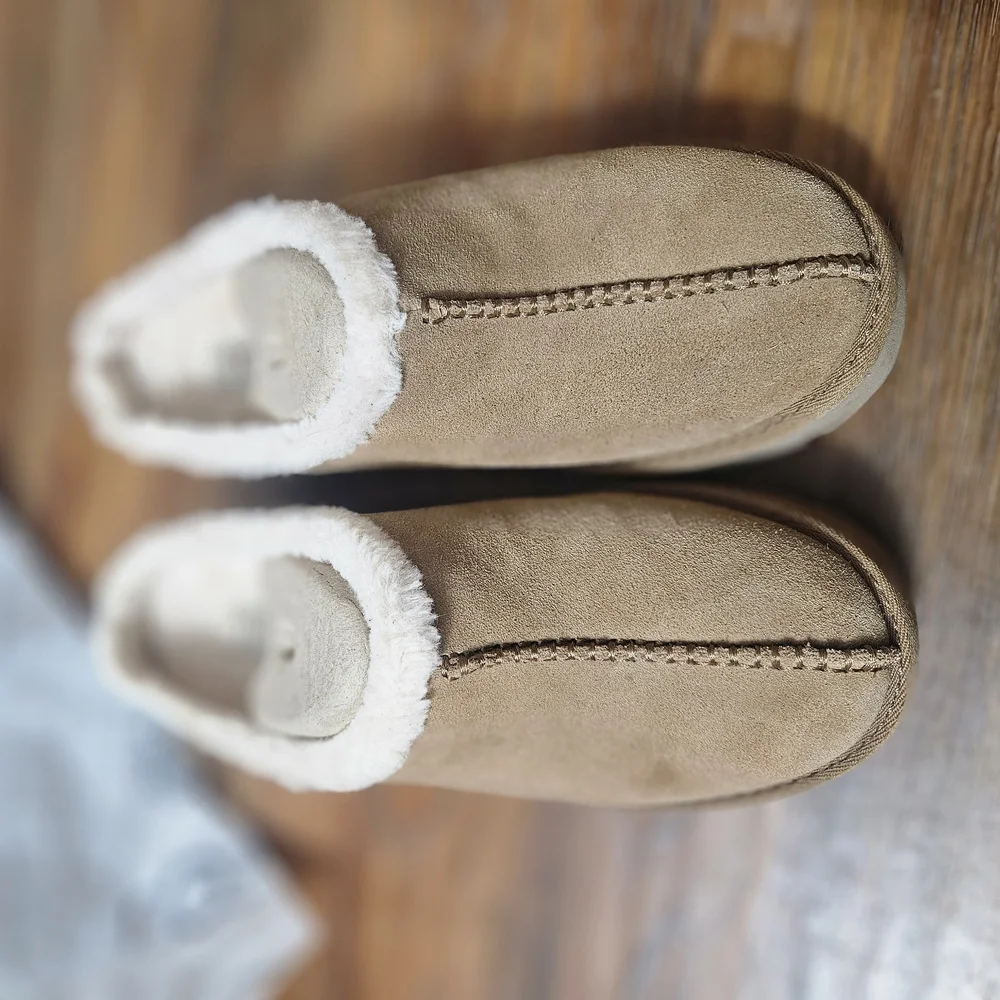 UGG Clogs - Picture 2 of 4